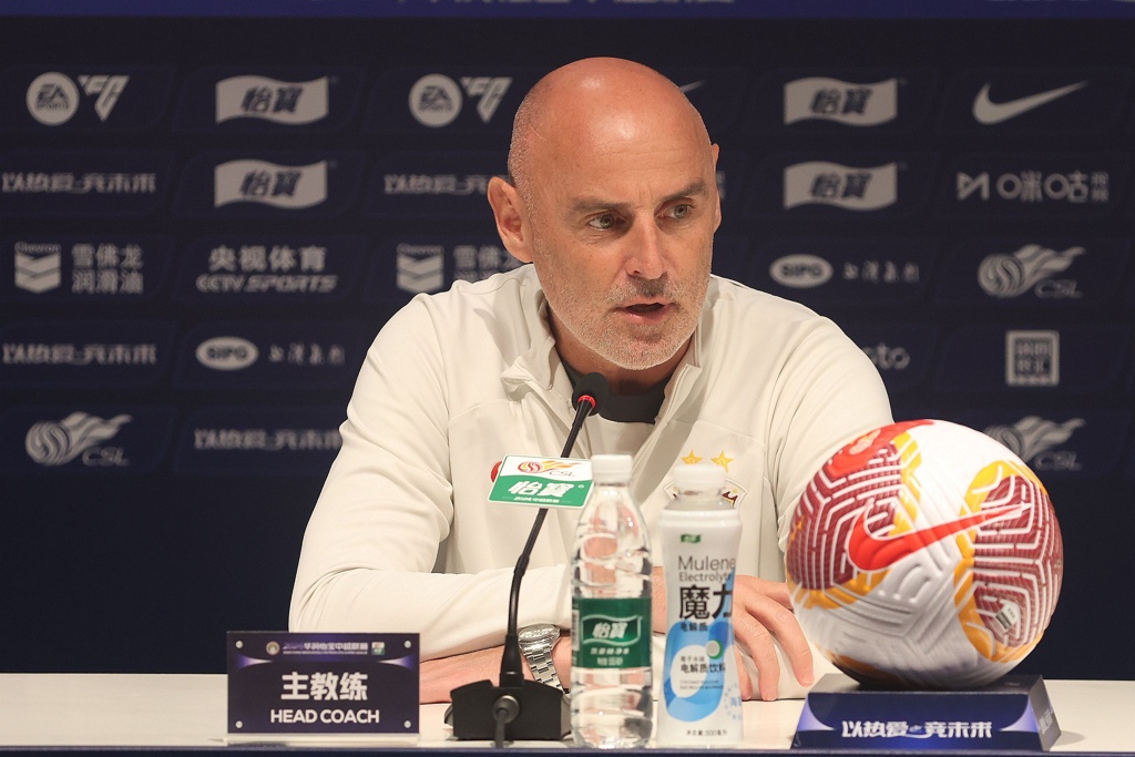 足球报：中超前四强像是遭遇“连环车祸” 争冠大戏可能还有看头