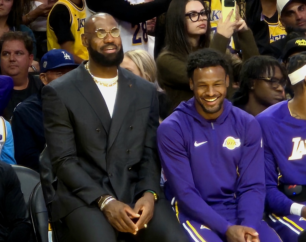 名记：詹姆斯现在挺不是滋味 一是没法上场二是最终章局面有点僵